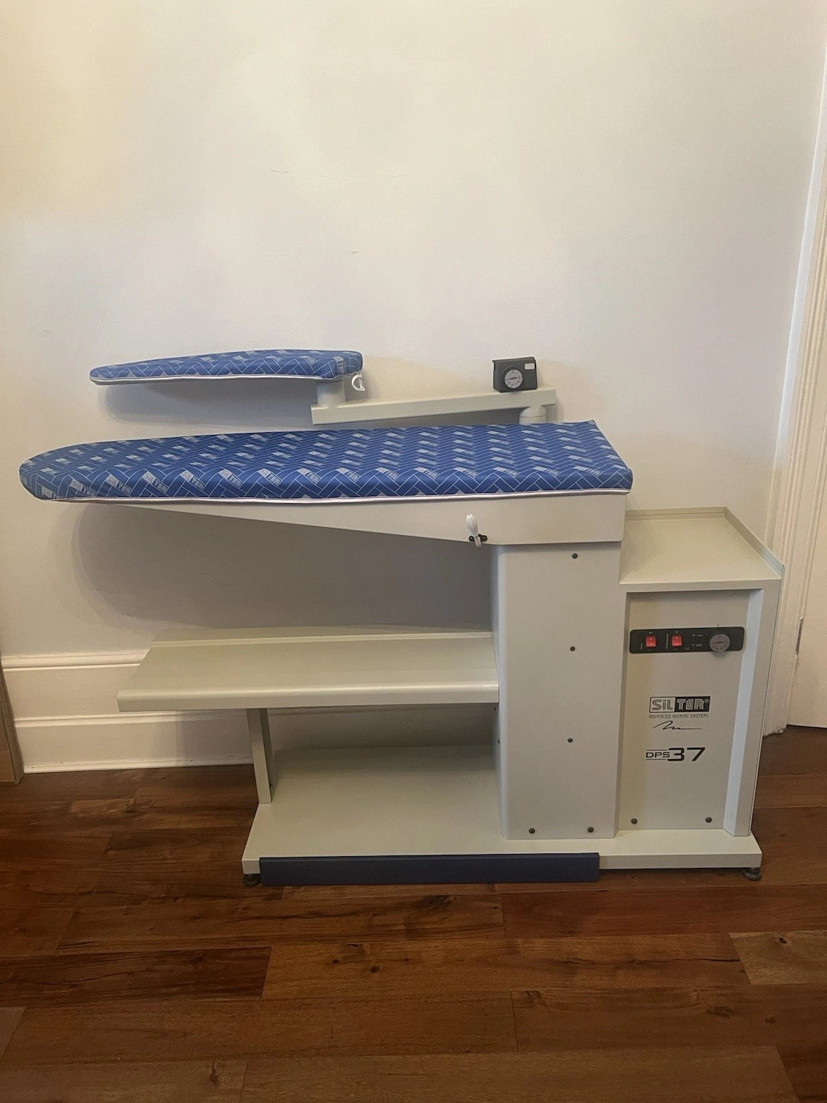 Silter Industrial Heated Vacuum Ironing Table with Sleeve Arm