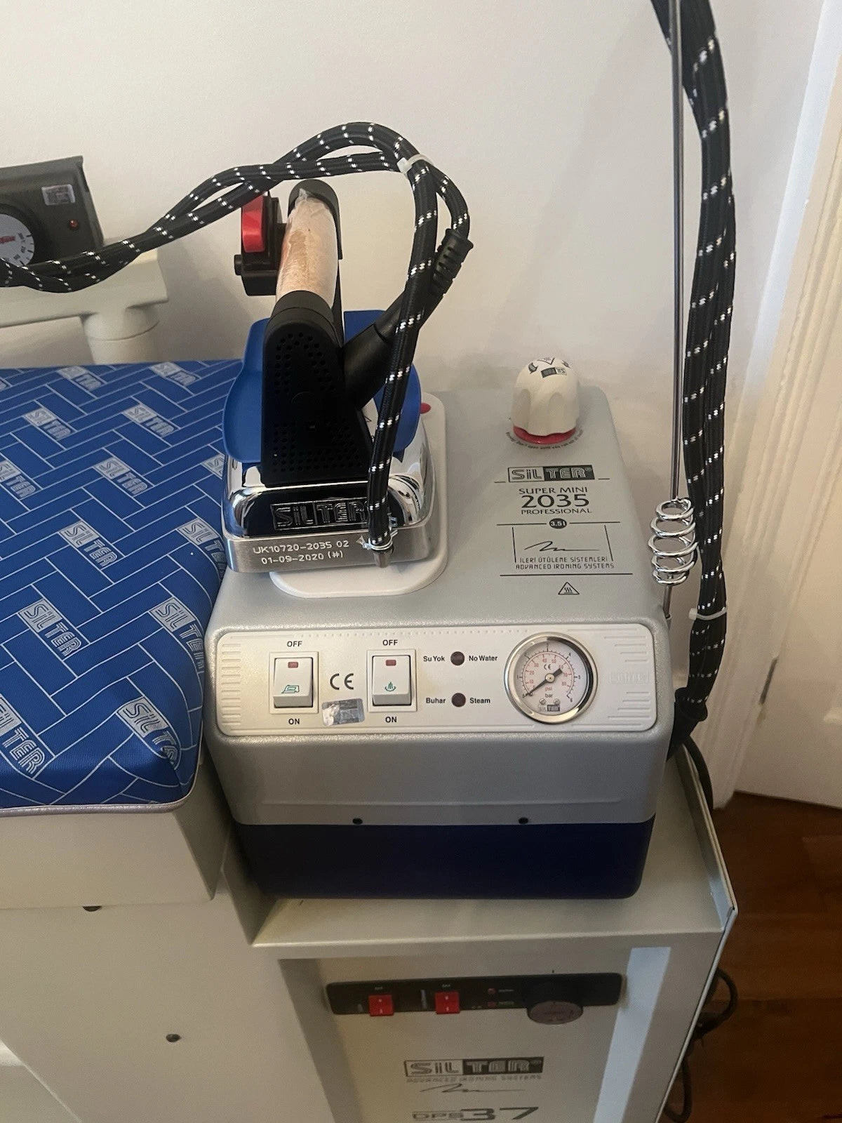 Silter Industrial Heated Vacuum Ironing Table with 3.5L Steam Boiler & Sleeve Arm