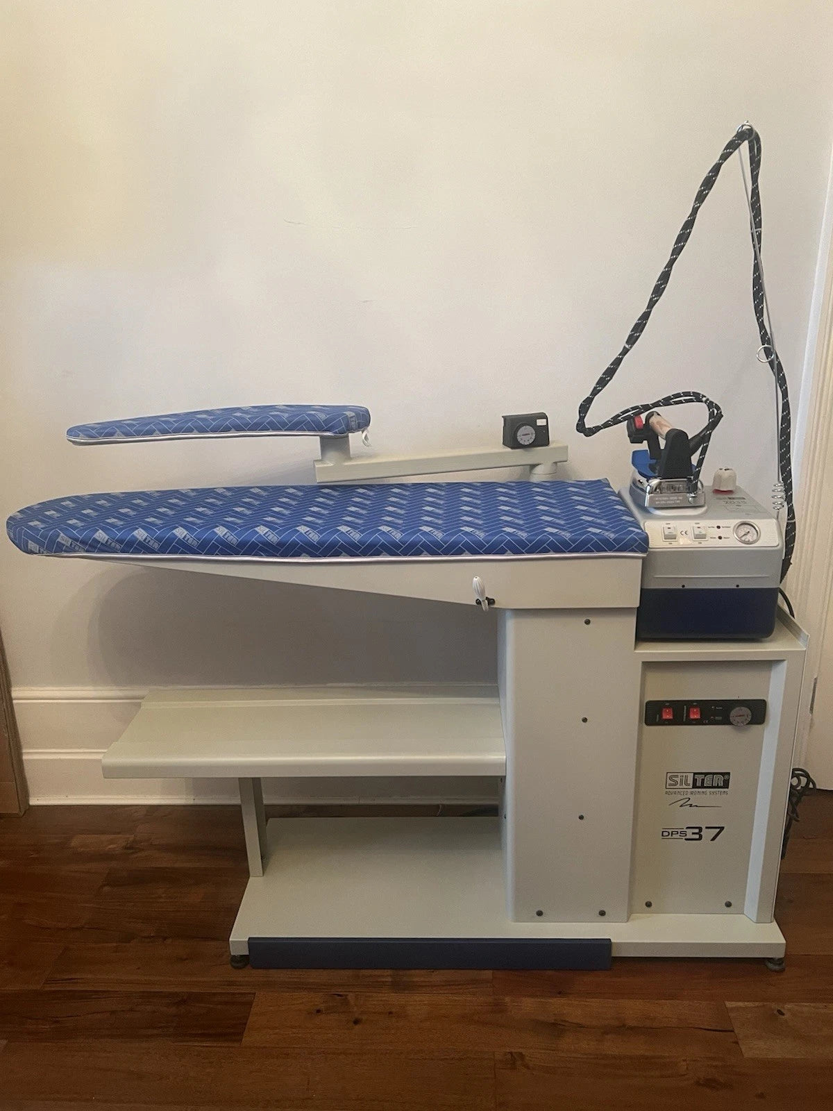 Silter Industrial Heated Vacuum Ironing Table with 3.5L Steam Boiler & Sleeve Arm